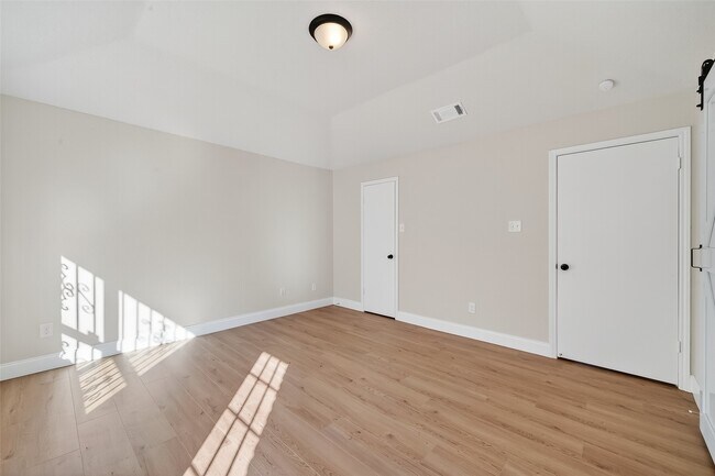 Building Photo - 5530 Oak Falls Dr