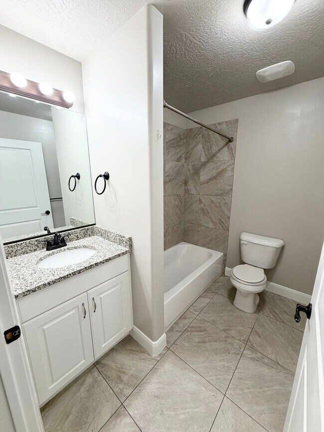 Building Photo - 355 W 200 S