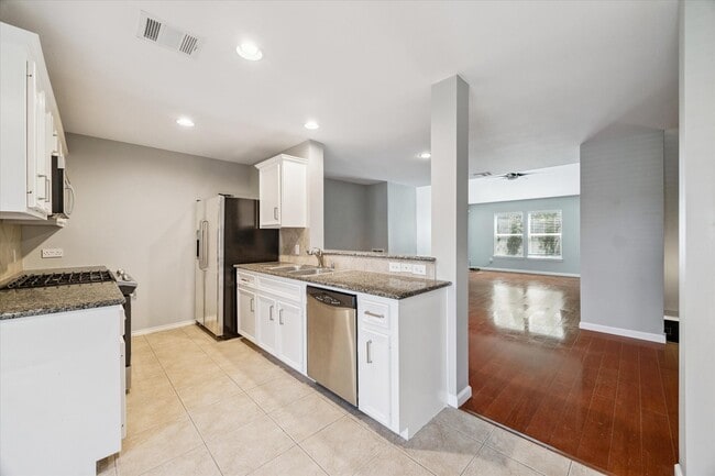 Building Photo - 2219 Runnels St