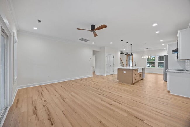 Building Photo - 345 Lake Farm Dr