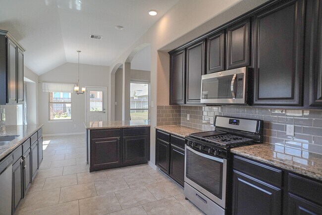 Building Photo - 7818 Lake Commons Dr