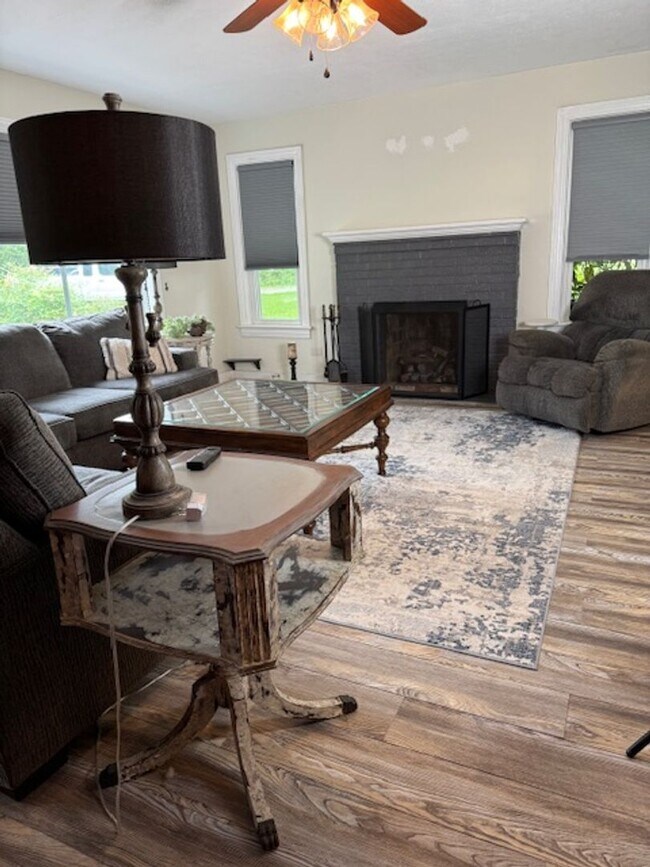 Building Photo - Beautiful 3 Bed / 1 Bath, Large rolling yard