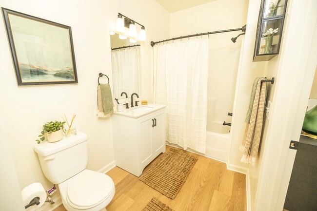 Building Photo - Beautiful 3 bed 3.5 bath Condo