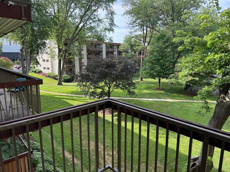 Building Photo - 7420 Lakeview Dr