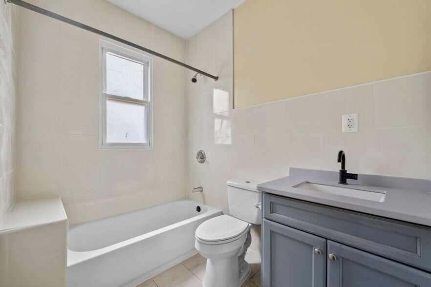 Building Photo - 162-166 Manchester Avenue, 4 Second Floor