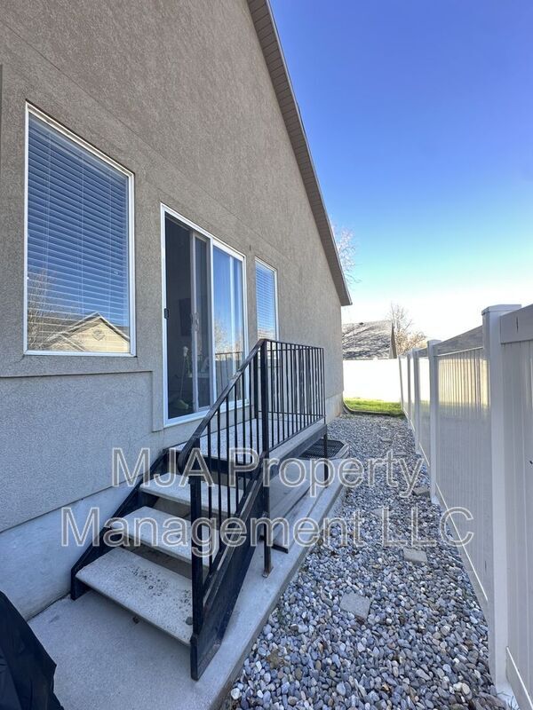 Building Photo - 4207 Pilgrim Cir W