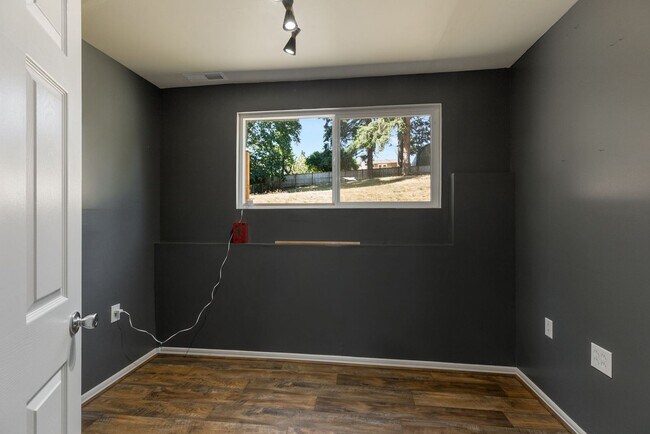 Building Photo - Huge fully fenced dog yard! RV/Boat extra parking! 4 bdrm 2.25 bath. Minutes to I-5, Everett Mall...