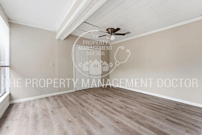 Building Photo - Rare Find! Spacious 2/1 Home on Huge Lot - Perfect for Work Vehicles, Boats & Pets