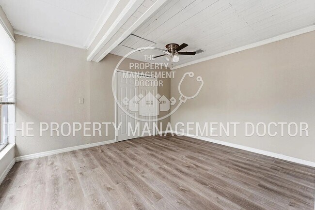 Building Photo - Rare Find! Spacious 2/1 Home on Huge Lot - Perfect for Work Vehicles, Boats & Pets***JANUARY SPEC...