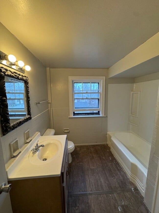 Building Photo - 3329 Robinwood Dr