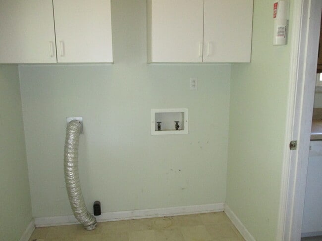 Building Photo - 3 Bedroom Pet Friendly Home For Rent!