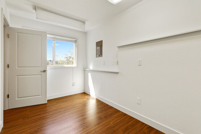 Building Photo - 2062 13th Ave W