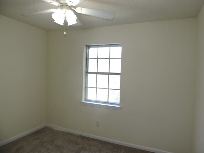 Building Photo - Convenient westside location!