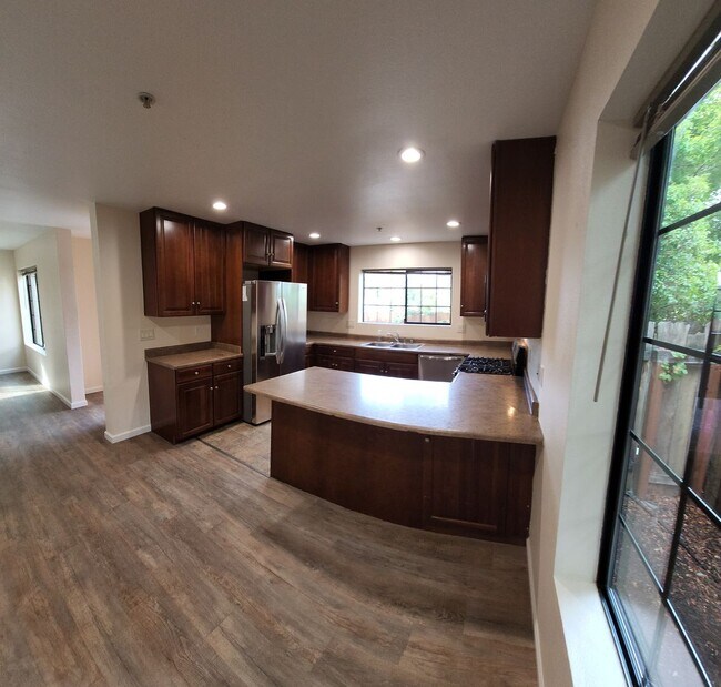 Building Photo - LOCATION-CLOSE PROXIMITY TO POLY CAMPUS