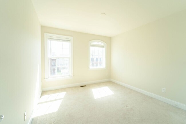 Building Photo - Gorgeous 3 Level Townhome