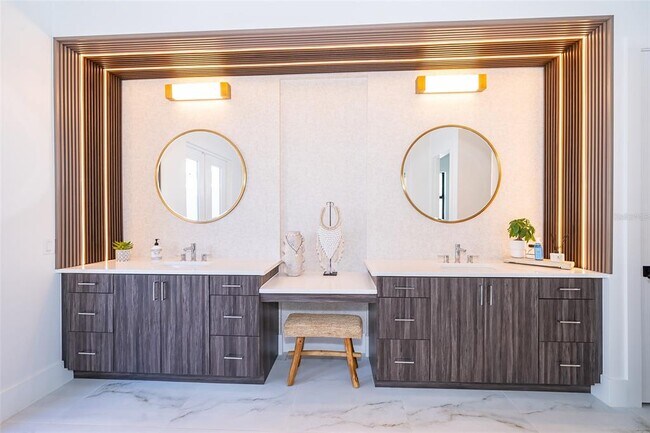 Building Photo - 15210 Pendio Dr