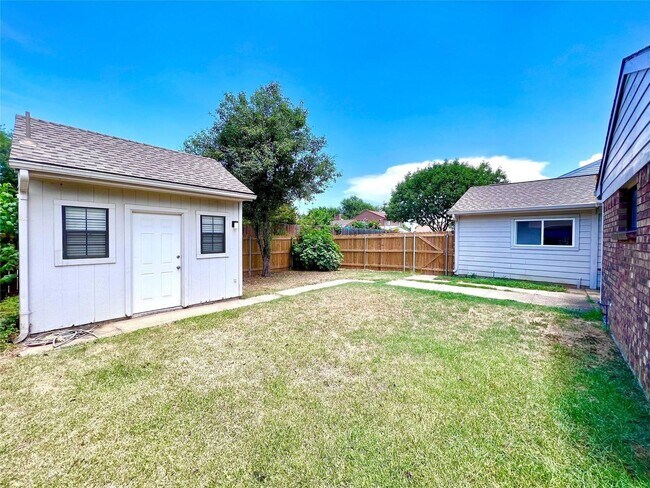 Building Photo - Beautiful 3-Bedroom Home with Bonus Back House w AC in Lewisville!