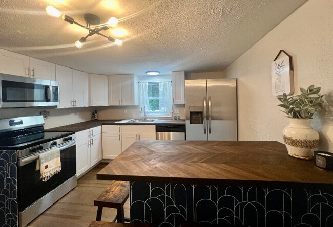 Building Photo - 5950 Jessup Rd