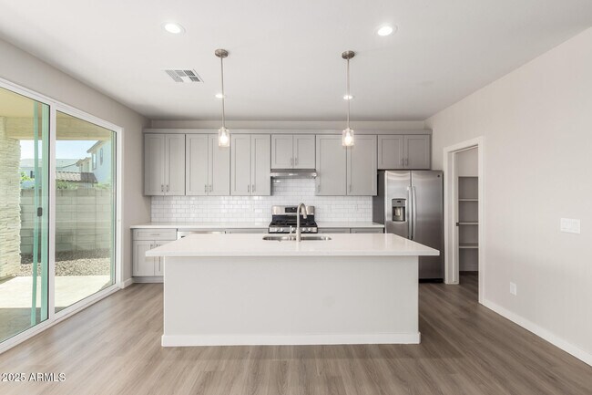 Building Photo - 1531 W Sierra Vista Dr