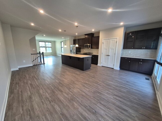 Building Photo - BEAUTIFUL END UNIT TOWNHOME IN NEW MARKET