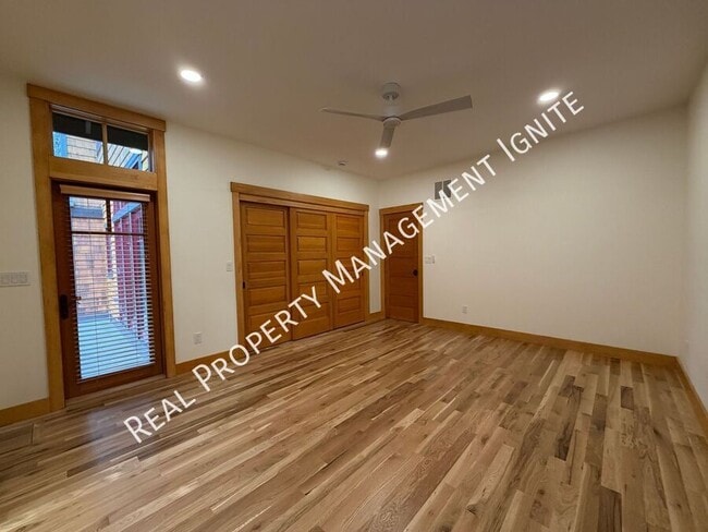 Building Photo - 453 S Pine St