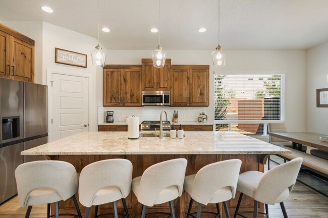 Building Photo - Luxurous 4 Bedroom Golf Course Home