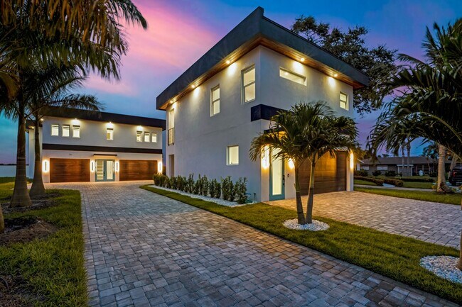 Building Photo - 5/3 Luxury Custom Home plus Boat dock, Pool and Stunning Views!!