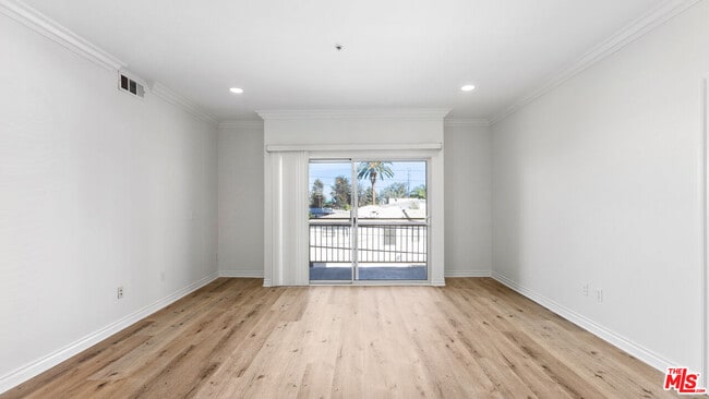 Building Photo - 3328 Oakhurst Ave