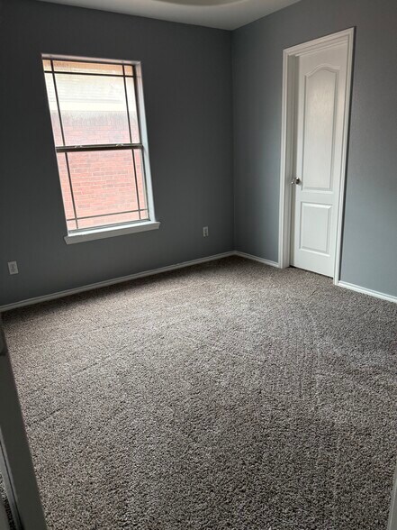 Building Photo - 106 S 48th Ln