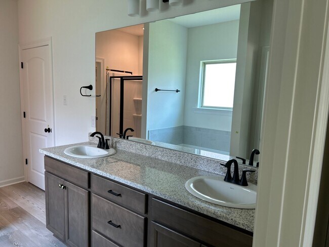 Building Photo - 41366 Rosewood Ln