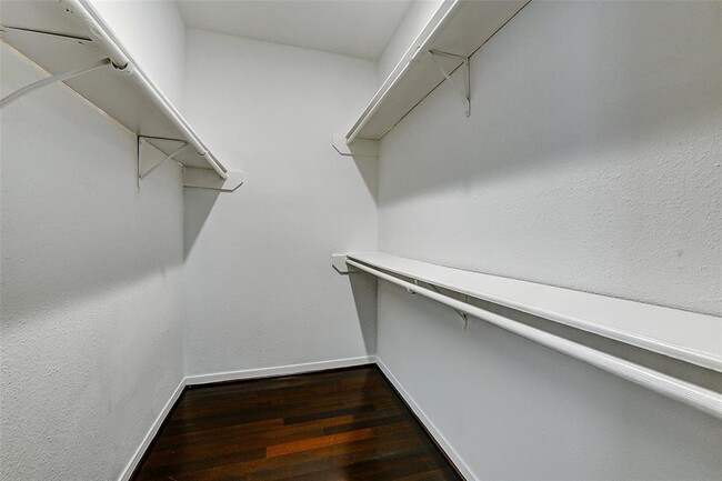 Building Photo - 2255 Braeswood Park Dr
