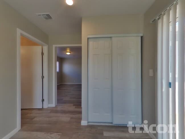 Building Photo - 1126 W Ovington St