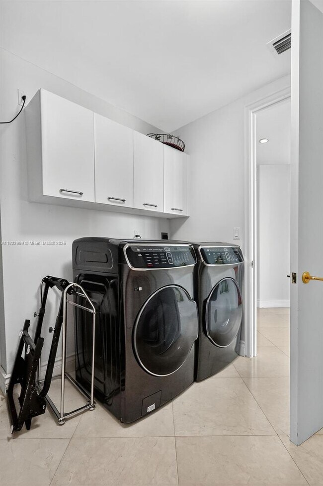 Building Photo - 20155 NE 38th Ct