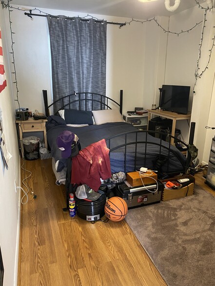 Building Photo - 1025 W King St