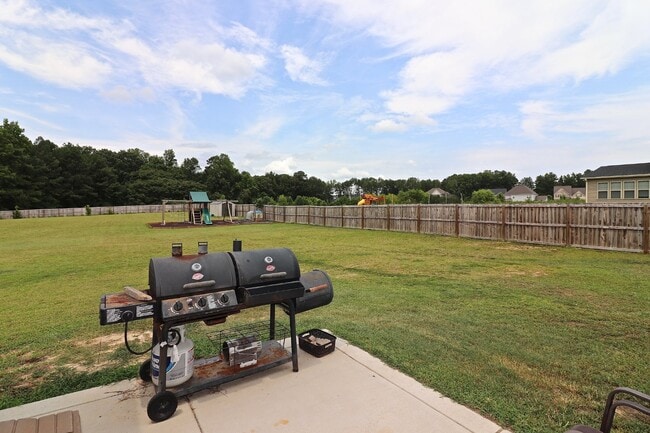 Building Photo - "Spacious 4-Bedroom Gem with 3.5 Baths and...