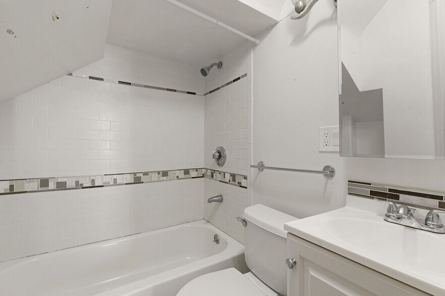 Building Photo - 103 Summer St