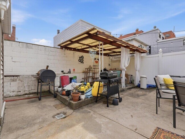 Building Photo - 207 19th St