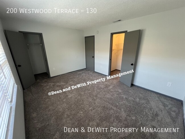 Building Photo - 2/1.5 Townhome w/ Pool - For Rent