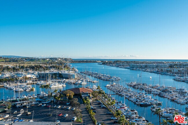 Building Photo - 13700 Marina Pointe Dr