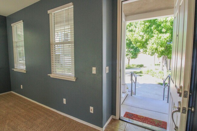 Building Photo - 4 bedroom 2.5 bathroom condo in Broad Street Village Complex