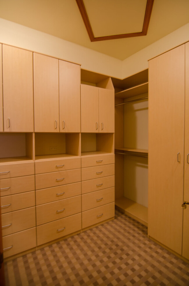 Building Photo - Beautifully Updated Private Guest House wi...