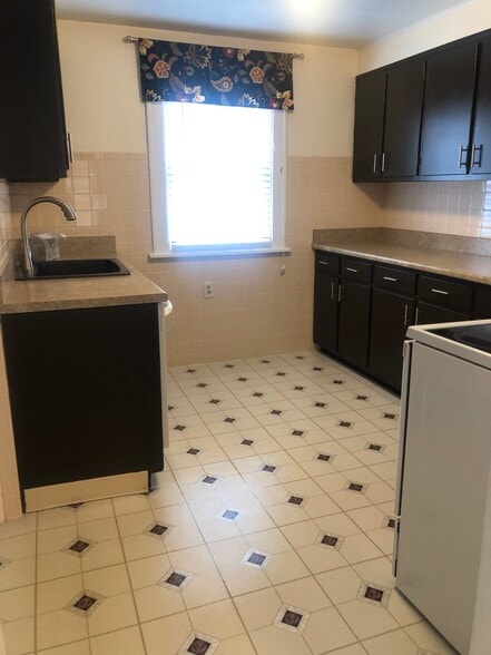 Kitchen - 129 Hamilton Dr