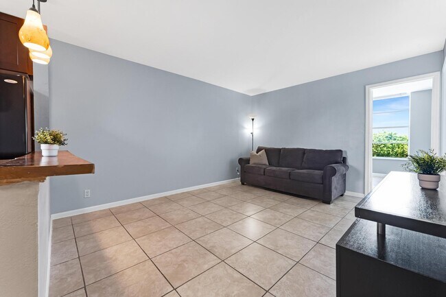 Building Photo - 9949 Sandalfoot Blvd