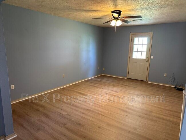 Building Photo - 121 Elm St