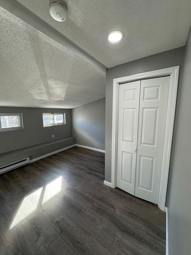 Building Photo - 1036 Chicopee St