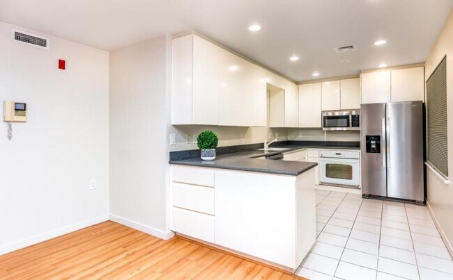 Building Photo - 2 bedroom in Seattle WA 98116
