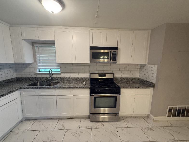 Building Photo - 801 Pecan St