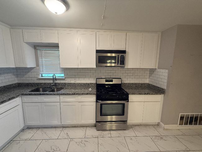 Building Photo - 801 Pecan St