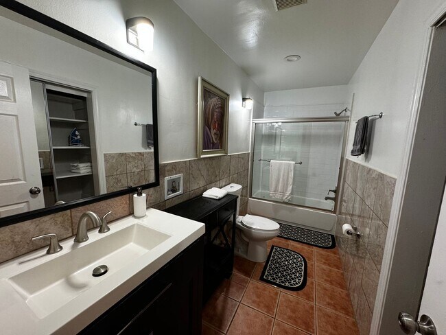 Building Photo - Spacious Furnished 4BR Home with Prime Location Near Marymount and Metro