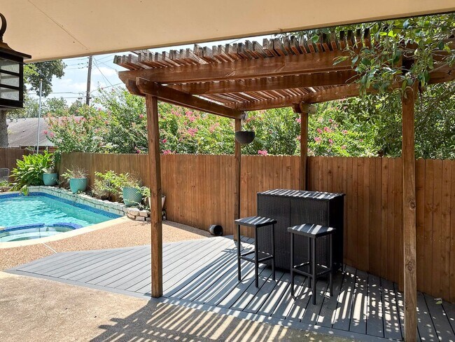 Building Photo - 3 Bed / 2 Bath / 2 Car Gargae / Pool